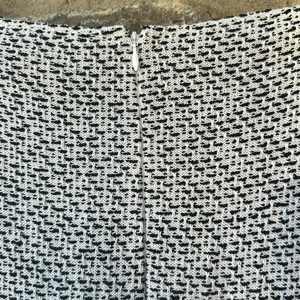 St. John Wool Blend Boucle Tweed Pencil Skirt in White/Black Size 6